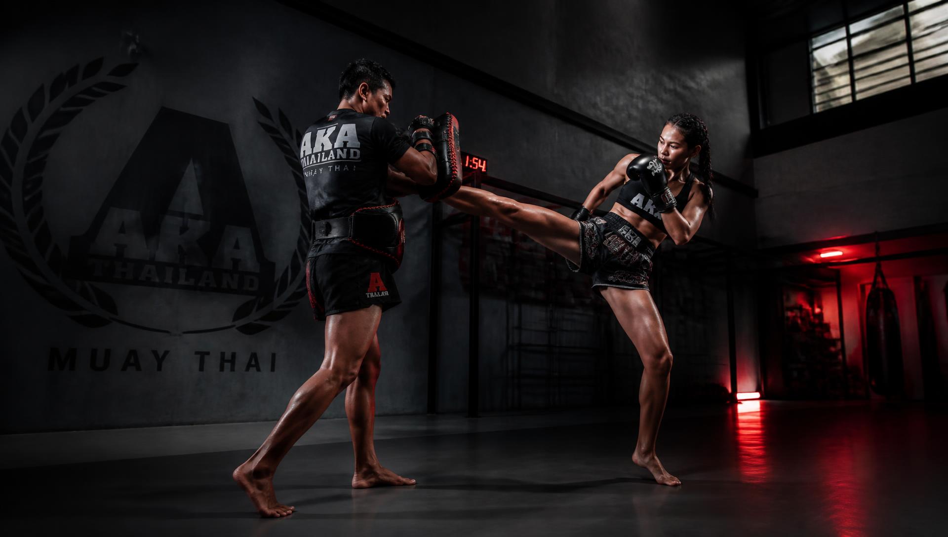Treino de Muay Thai com paos em academia